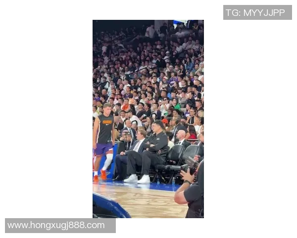 姚明在比赛中遭遇重击被放倒引发球迷热议与裁判判罚争议 姚明在比赛中遭遇重击被放倒引发球迷热议与裁判判罚争议